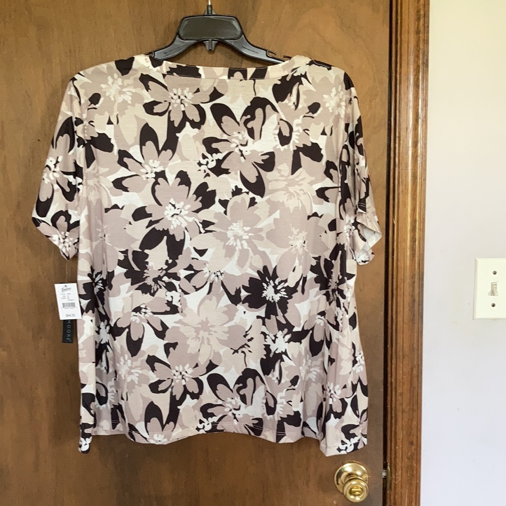 Preswick & Moore top floral print w detail at neckline neutral  3X - Picture 7 of 17